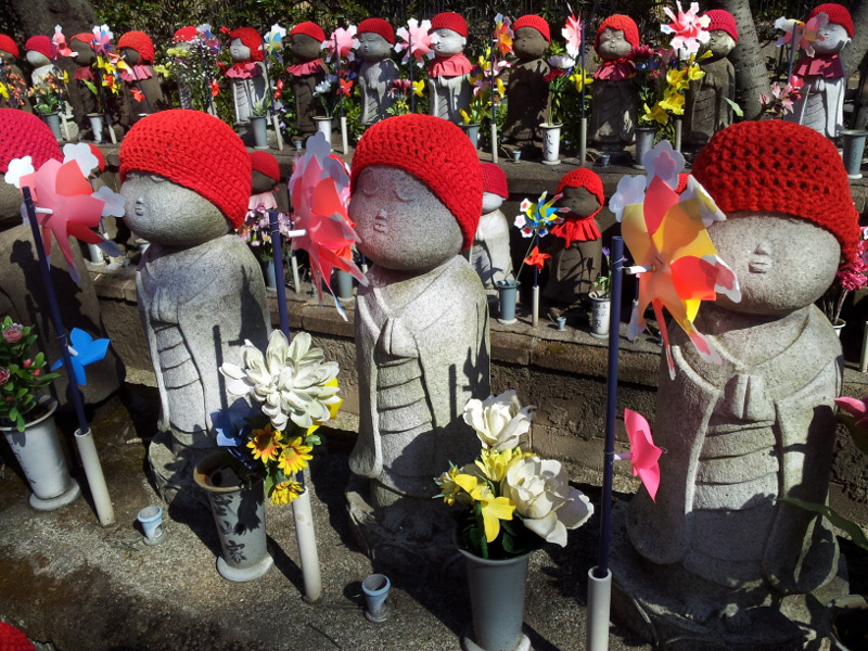 Unborn children statues right to Zōjō-ji Temple